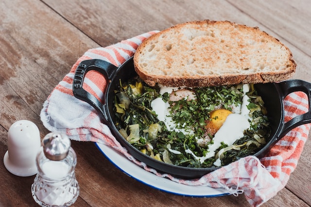 breakfast toast egg vege wooden table avoid heavy meal before aerial yoga